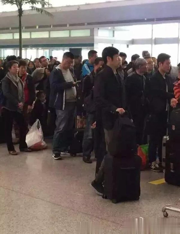 Đội bóng đá nam Trung Quốc mang 8 vali đến Hàn Quốc