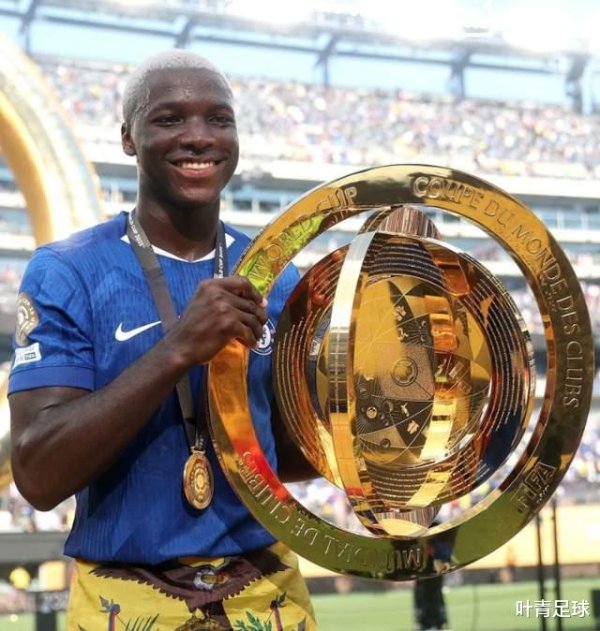 Câu lạc bộ World Cup chiến thắng! Người chơi nổi tiếng 23 tuổi trở về nhà để ăn mừng: vợ anh ta ở cùng anh ta, và đường phố trống rỗng. Thị trưởng đang nhận